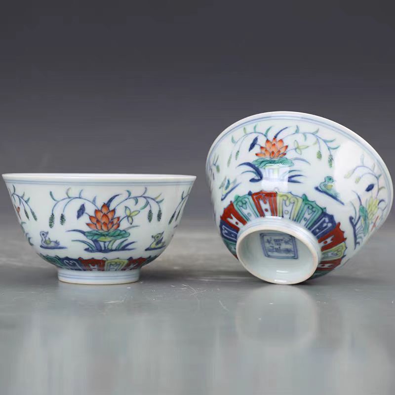 明時代 成化年製款 古陶磁器 青花 蓮池紋 茶杯 茶具 杯 杯子 一対 茶道具 文案置物 時代物 骨董品 旧家蔵出し 唐物 中国古美術拍卖