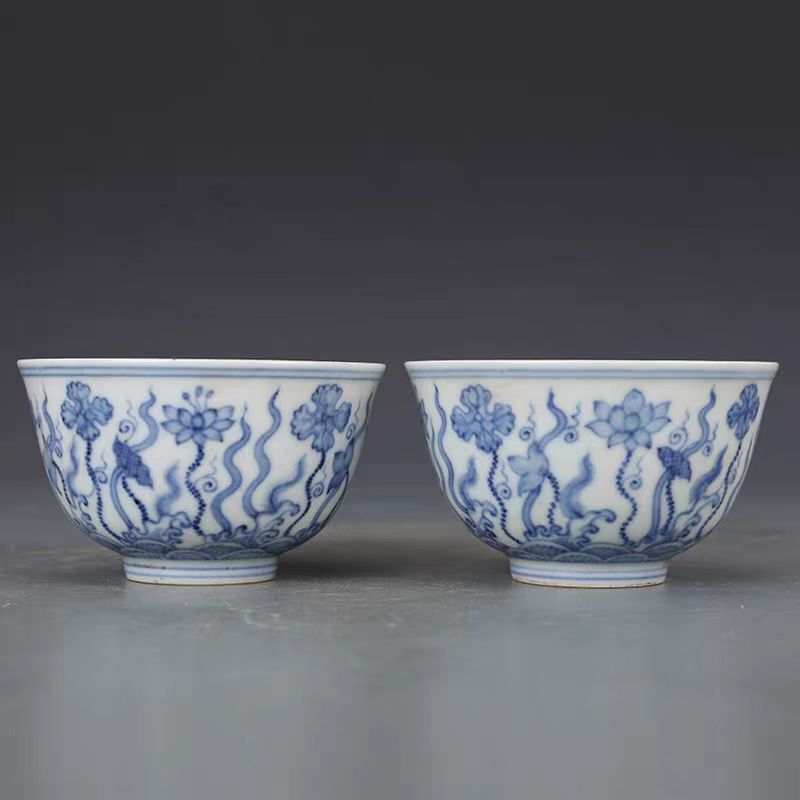 明時代 成化年製款 古陶磁器 青花 水草紋 茶杯 杯 一対 茶具 茶道具 文案置物 時代物 骨董品 旧家蔵出し 唐物 中国古美術拍卖