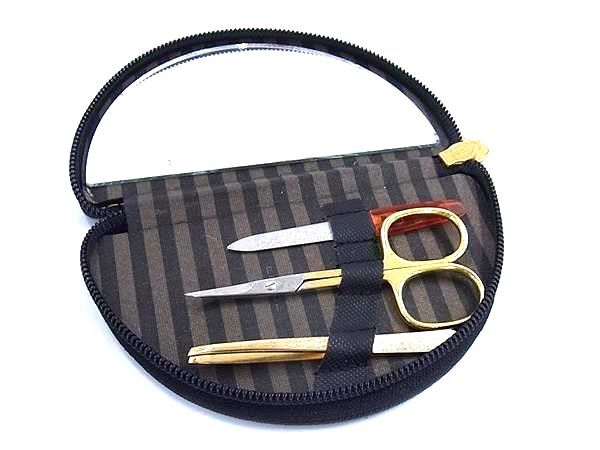FENDI フェンディ レザー ミラー付き ネイルケアセット ハサミ ピンセット 爪やすり 3点セット ブラック系 DI6524拍卖