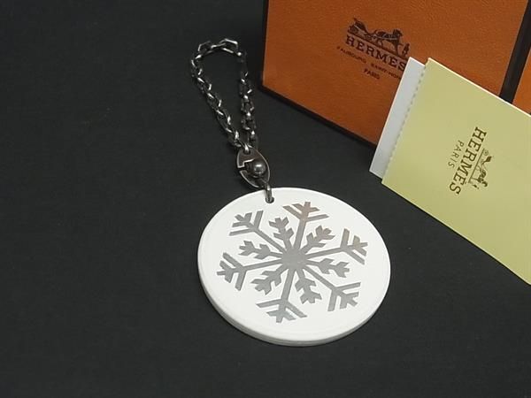 1円 ■美品■ HERMES エルメス レザー スノーフレーク 雪の結晶 キーホルダー チャーム レディース メンズ ホワイト系 FU4420拍卖