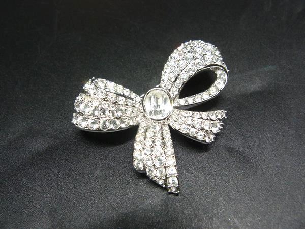 ■新品同様■ SWAROVSKI スワロフスキー リボン ラインストーン ピンブローチ ピンバッジ アクセサリー シルバー系 DK4767拍卖