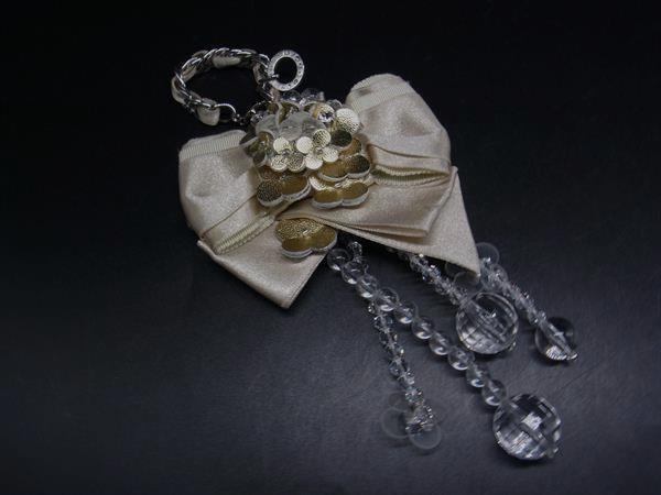 ■美品■ ANTEPRIMA アンテプリマ サテン×レザー リボン ビーズ ラインストーン バッグチャーム キーホルダー ゴールド系 DJ6823拍卖