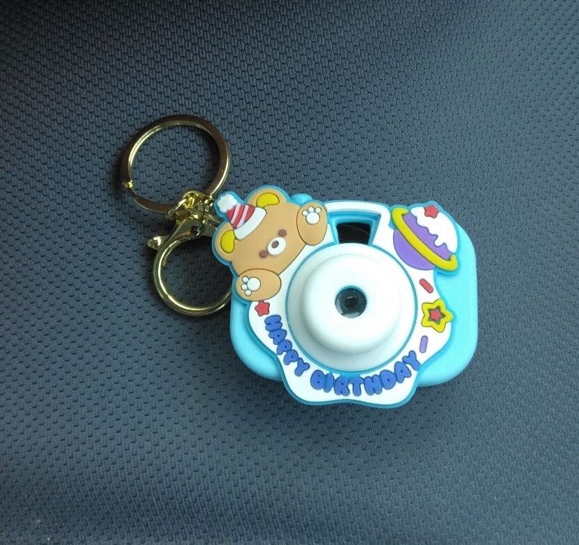 【動作確認済】光る&シャッター音鳴る! カメラ型 キーホルダー ハッピーバースデー くま 中古品 AG3電池使用拍卖