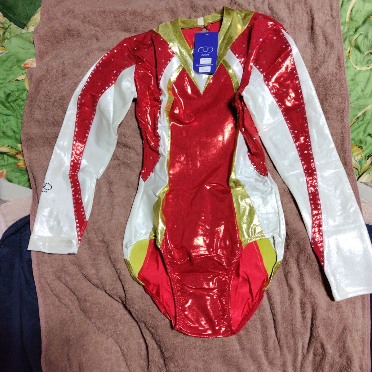 オリンストーン長袖 レオタードサイズ3(Lから3Lくらい)(162から170cmくらい)レッドベースホワイトのメタリック系クリスタルの飾り有り拍卖