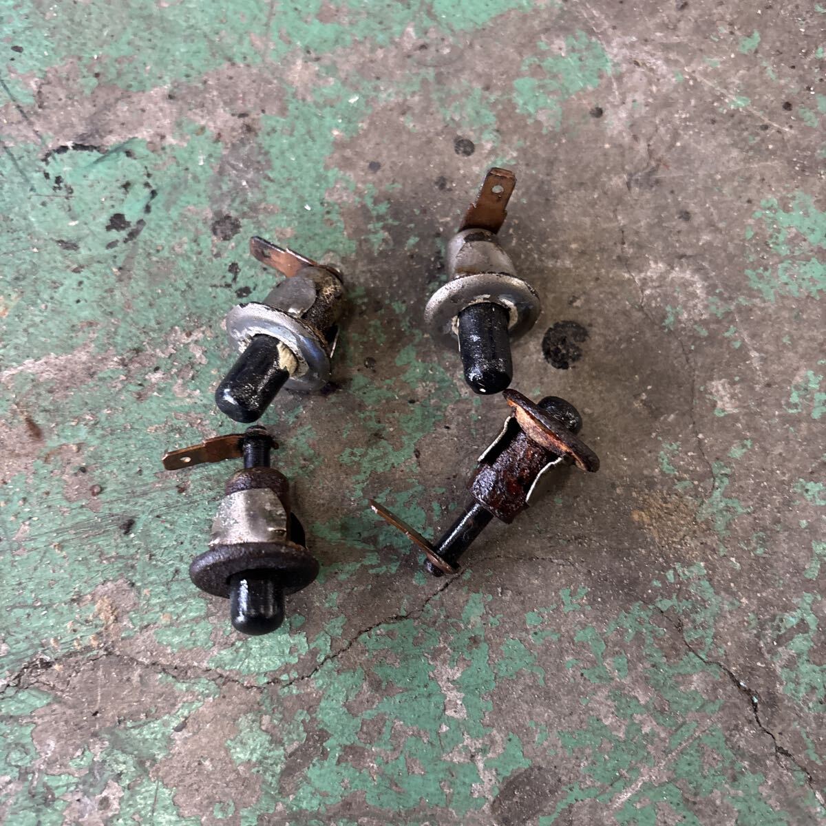 ハコスカ ドアスイッチ 中古 ジャンク リペア 2個可動 2個固着 日産 スカイライン拍卖