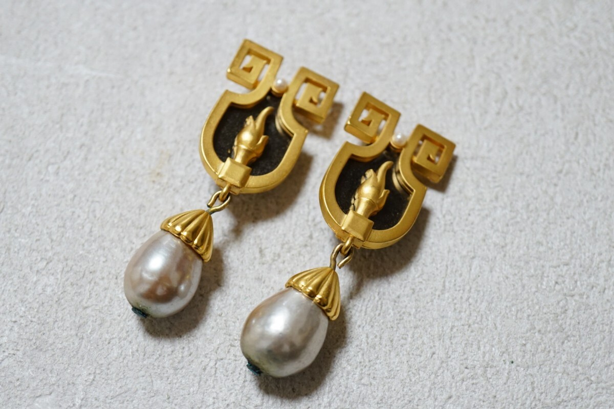 774 KARL LAGERFELD/カールラガーフェルド イヤリング 両耳揃い ゴールドカラー ヴィンテージ アクセサリー 海外製 ブランド 訳あり品拍卖