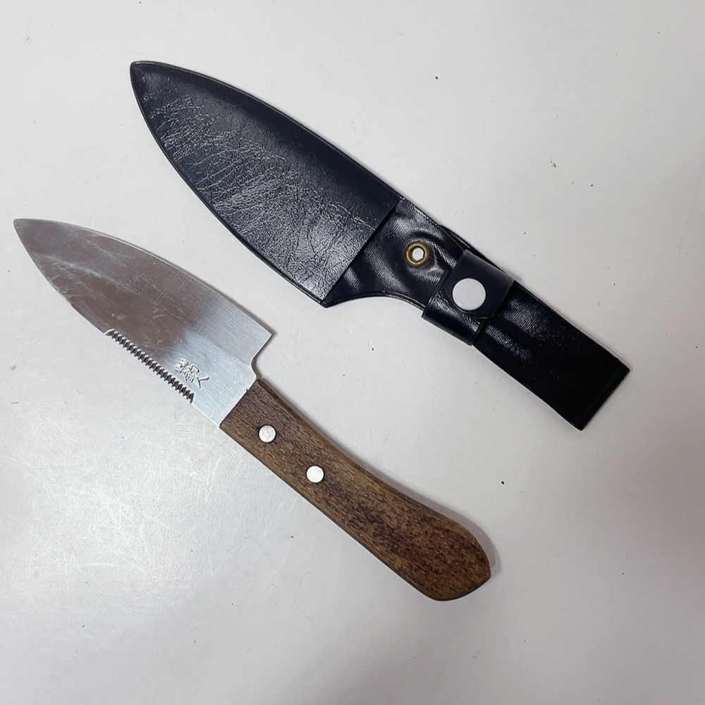 即決 送料無料 中古品★フィッシングナイフ 釣人 刃長約100mm 鞘付 小型包丁 釣りナイフ アウトドアナイフ キャンプ 携帯用刃物 庖丁拍卖