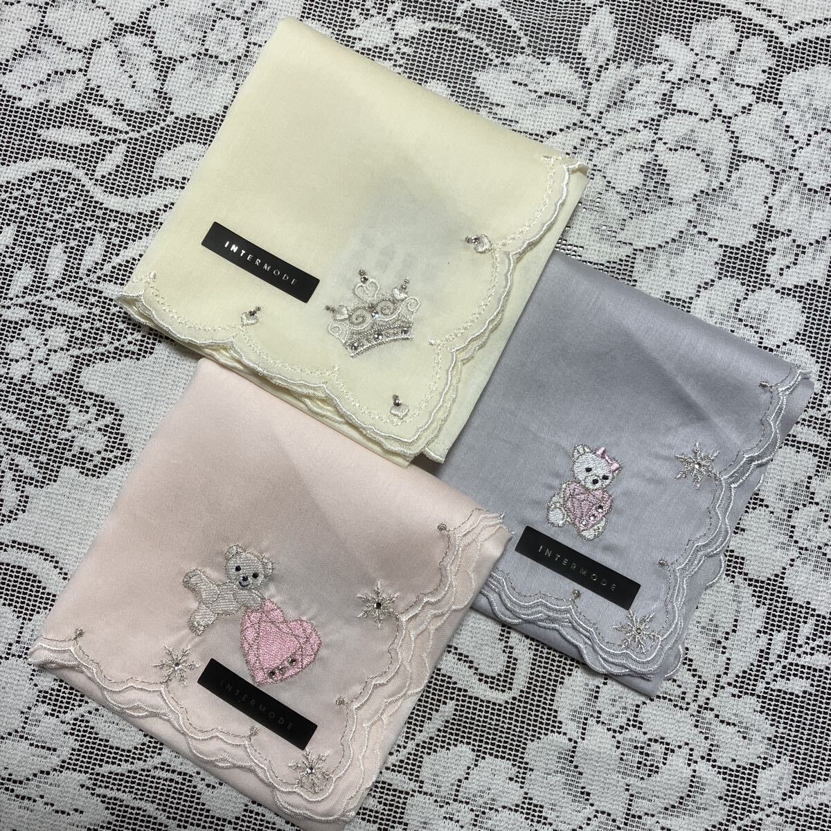 送料無料 インターモードハンカチ3枚セット♪♪ スカラップ 刺繍 ガラス細工 ブランドハンカチ 大人可愛い お子様にも拍卖