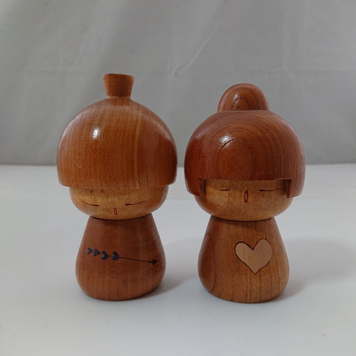 【こけしペア】 伝統こけし 創作こけし ペア まさし作 天然木 置物 民芸 伝統工芸 郷土玩具 当時物 現状品 ぷらみ 1109 28拍卖