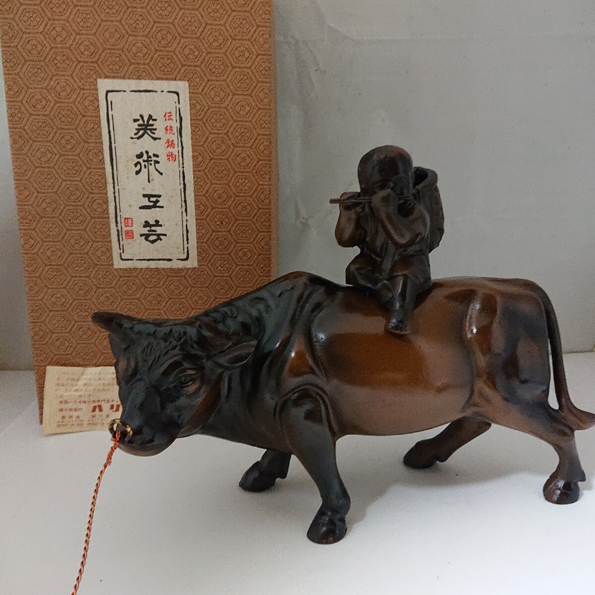 【置物】伝統鋳物 笛吹童子箱入り 騎牛帰家 牛 美術工芸 牛童子 初節句 記念品 当時物 現状品 ぷらみ 1113 71拍卖