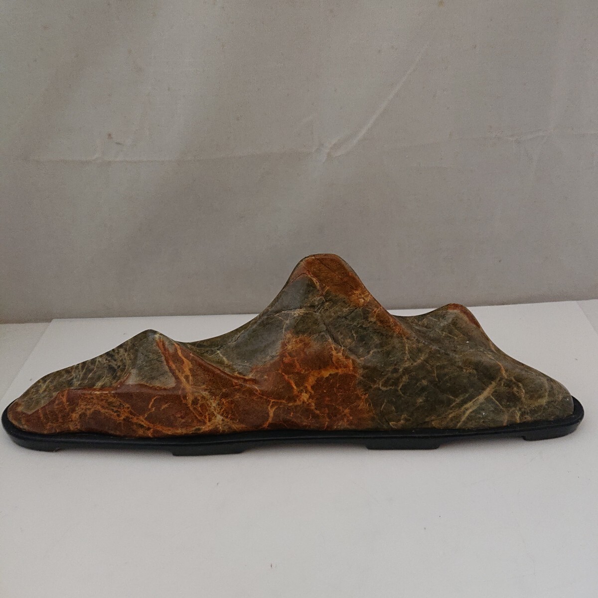 【飾り石】鑑賞品 置物 天然石 山型 連山 山脈 富士山 重量約3.3㎏ 台座付き 当時物 現状品 ぷらみ 1117 78拍卖