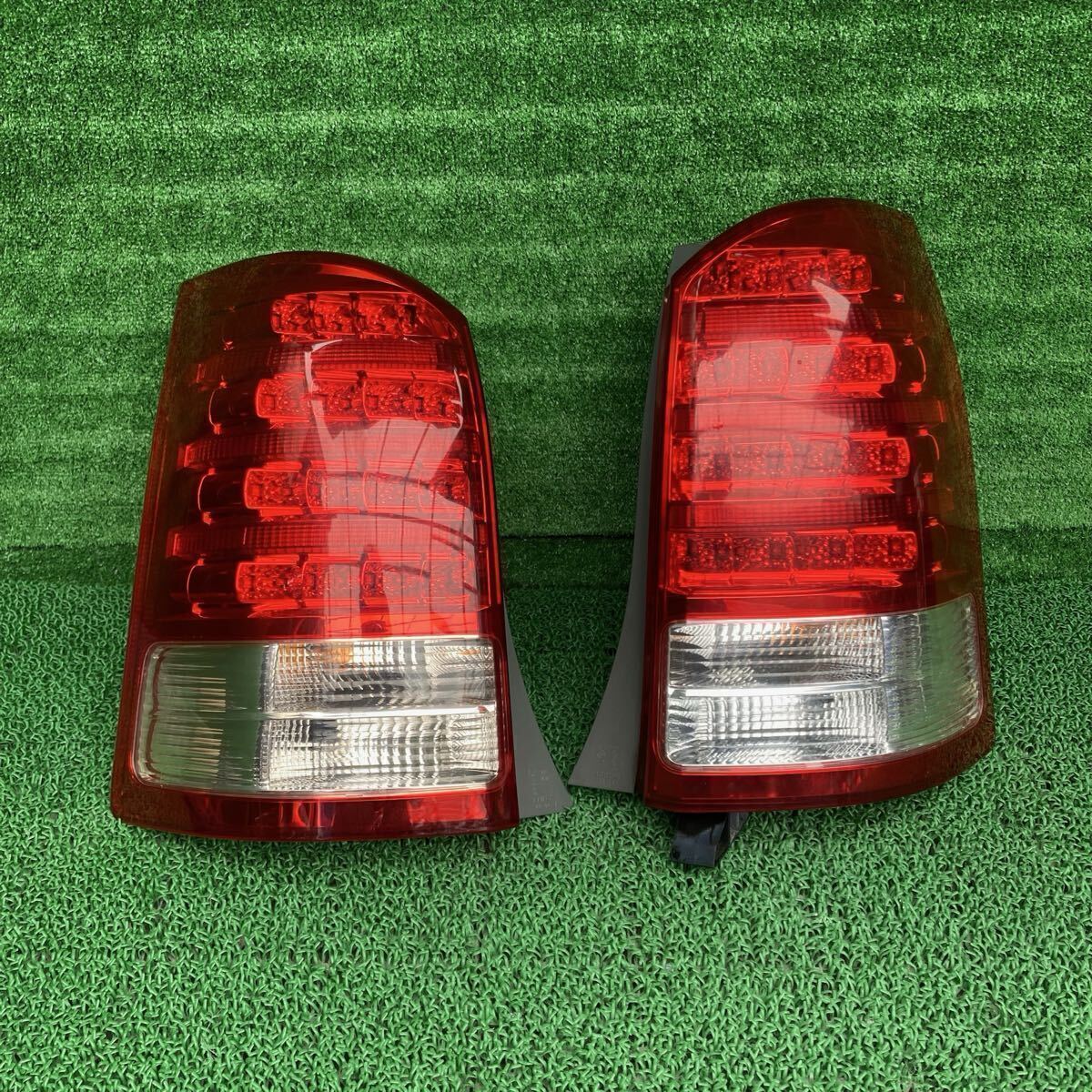 ウィッシュ (Toyota / トヨタ) ZNE10 純正 テールライトテールランプ ZNE10 ZNE11 ZNE14 ANE10 ANE11 ANE15(FZNE10-FR706-209-01)拍卖