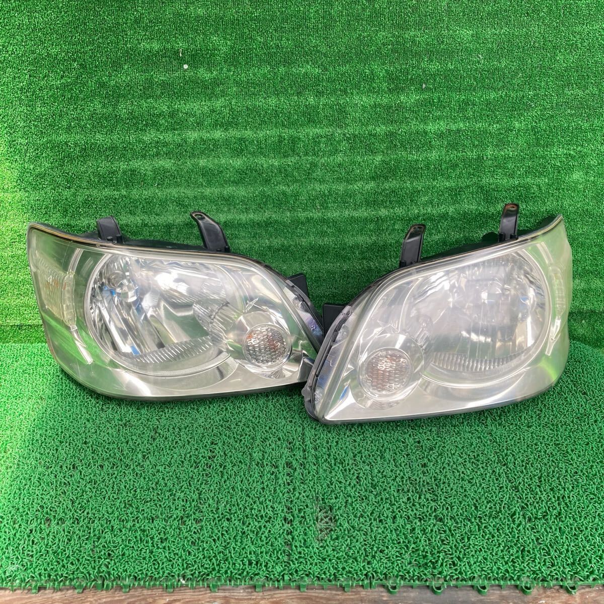 ヴォクシー (Toyota / トヨタ) AZR60G 純正 ヘッドライト ヘッドランプ左右セット AZR65(FAZR60G-FR707-1A4-01)拍卖