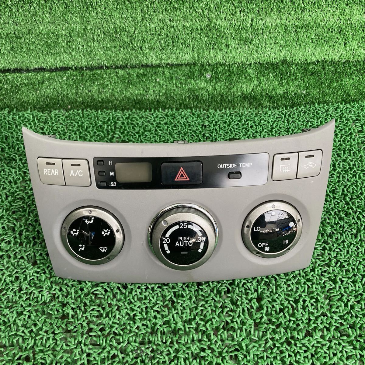 ヴォクシー (Toyota / トヨタ) AZR60G 純正 エアコンスイッチ AZR65(FAZR60G-FR707-1A4-06)拍卖