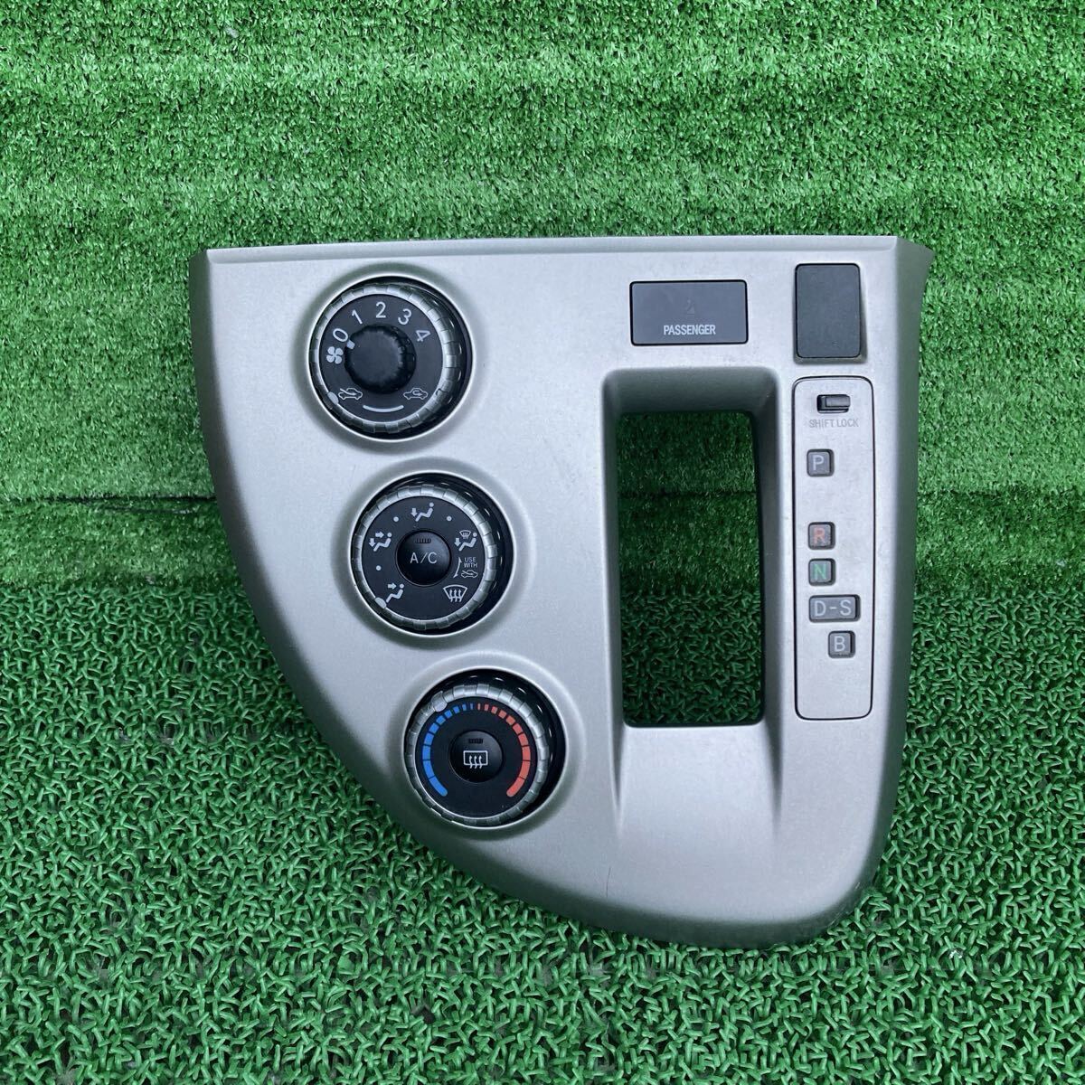 ラクティス (Toyota / トヨタ) SCP100 純正 シフトパネル エアコンスイッチ SCP105 NCP100 NCO105(FSCP100-FR707-209-04)拍卖