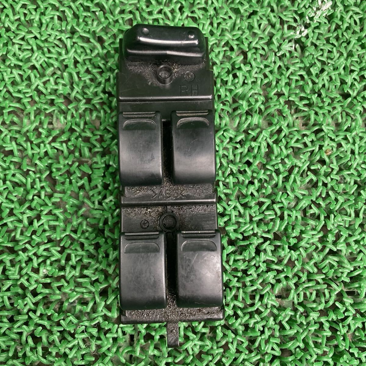 アルトラパン (Suzuki / スズキ) HE21S 純正 パワーウインドウスイッチ (FHE21S-FR706-ZS2-06)拍卖