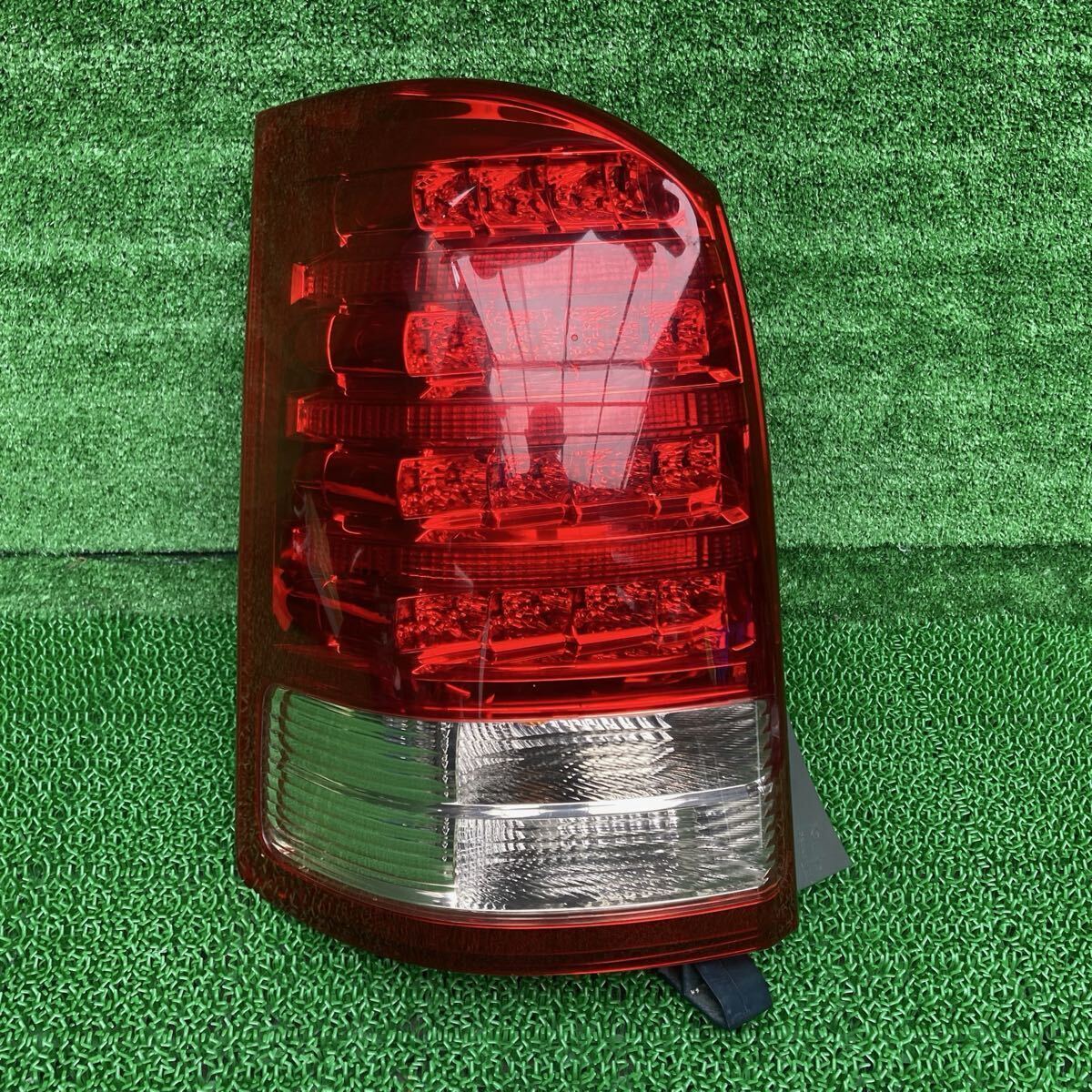 ウィッシュ (Toyota / トヨタ) ZNE10G 純正 左側テールライトテールランプ ZNE14G ANE10G ANE11W(FZNE10G-FR708-1DZ-04)拍卖