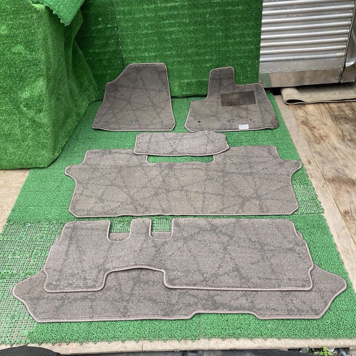 ヴォクシー (Toyota / トヨタ) AZR60G 純正 フロアマット AZR65(FAZR60G-FR707-3Q1-13)拍卖