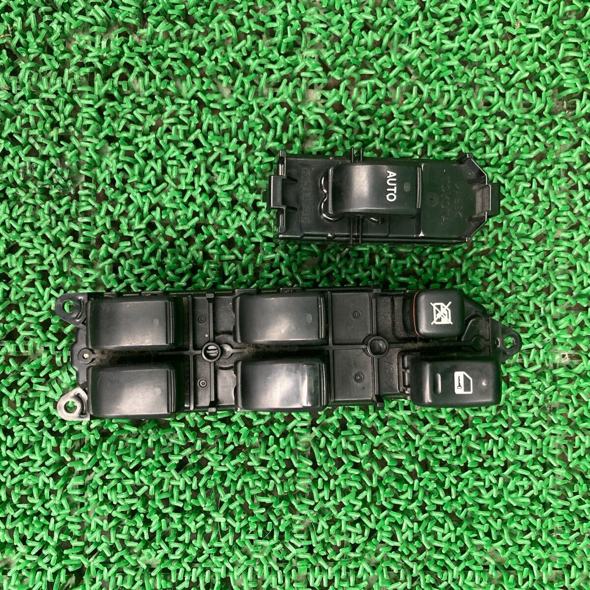 ノア X_Vセレクション (Toyota / トヨタ) AZR60G 純正 パワーウインドウスイッチ AZR65(FAZR60G-R706-1D4-09)拍卖