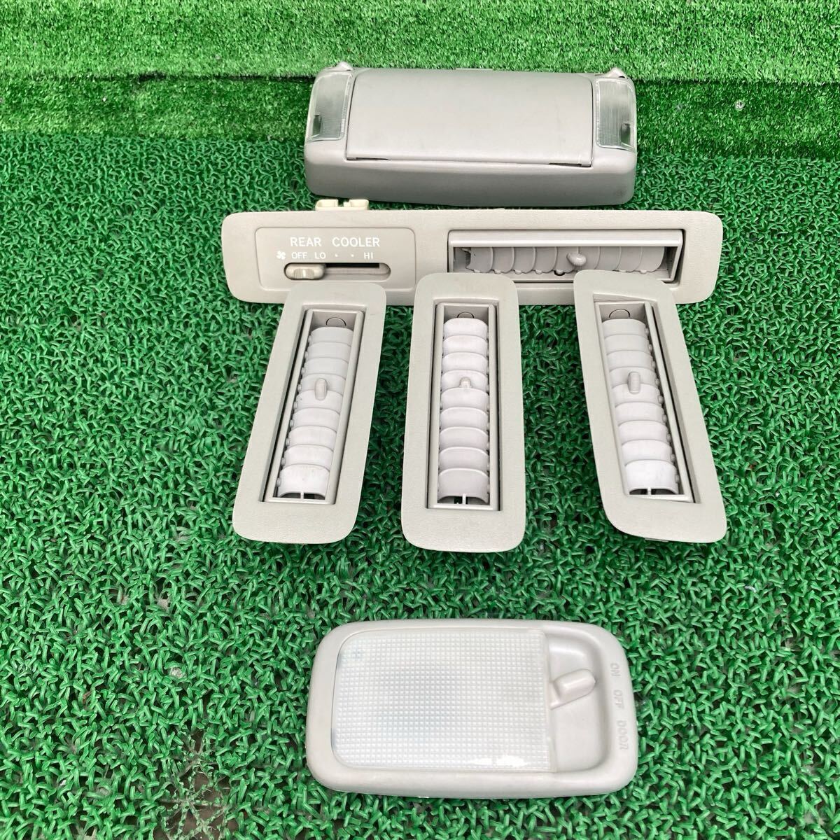 ヴォクシー X (Toyota / トヨタ) AZR60G 純正 ルームランプルームライトリアエアコン吹き出し口 AZR65(FAZR60G-R706-1E2-08)拍卖