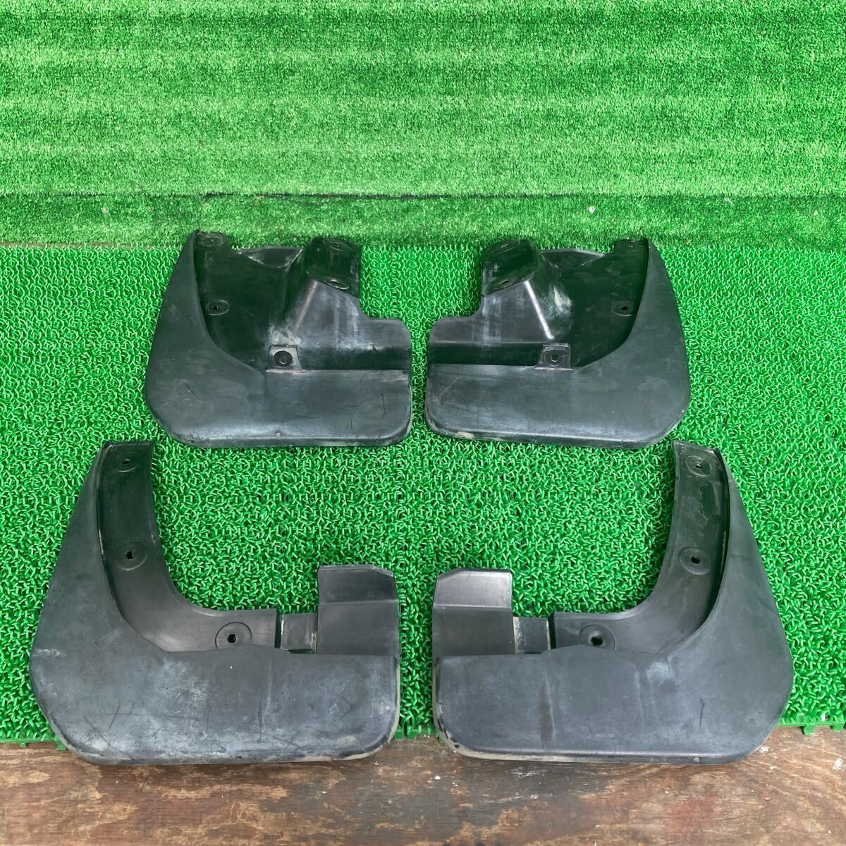 デリカD:5 (Mitsubishi / 三菱) CV2W 純正 マッドガード CV1W CV5W CV4W(FCV2W-FR708-X37-17)拍卖