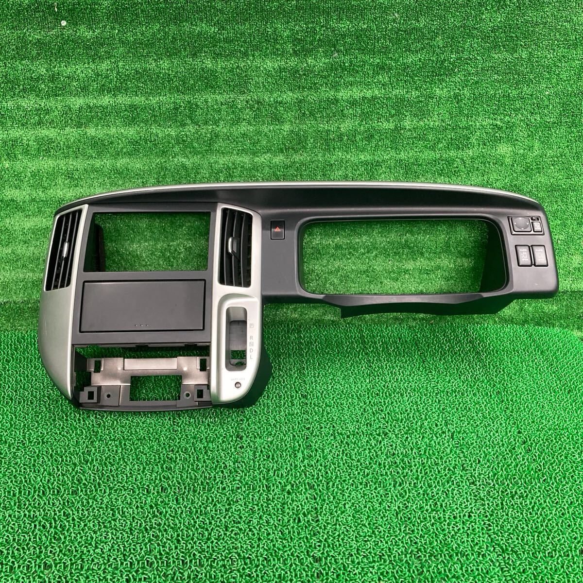 セレナ (Nissan / 日産) C25 純正 センターパネル C25 CC25 NC25 CNC25(FC25-FR708-KY0-03)拍卖