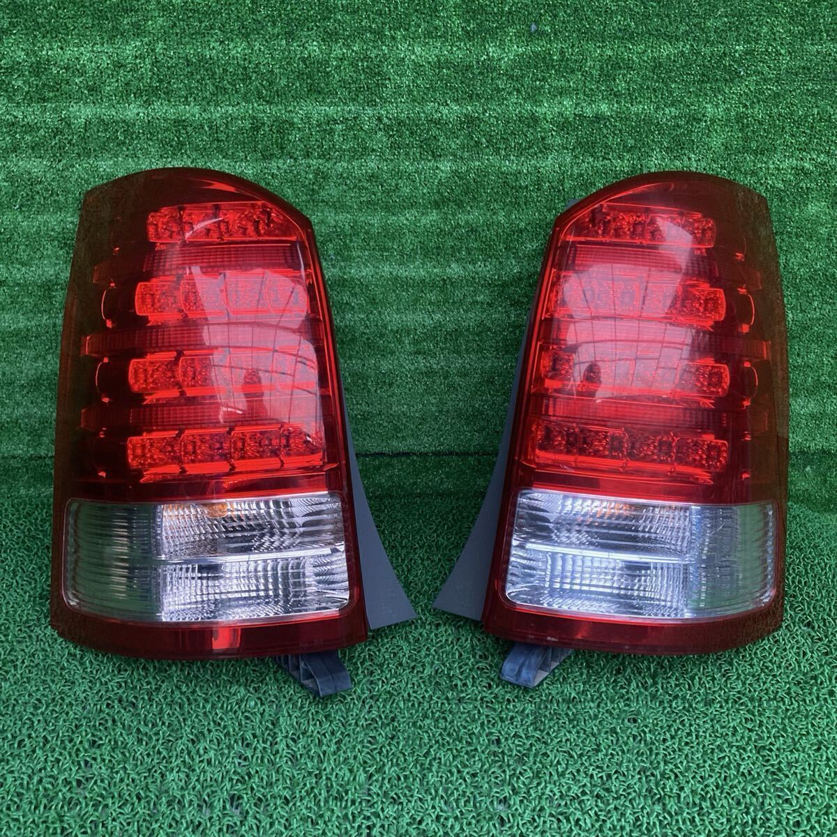 ウィッシュ (Toyota / トヨタ) ZNE10G 純正 テールライトテールランプ ZNE11 ZNE14 ANE10 ANE11 ANE15(FZNE10G-FR707-1F7-03)拍卖