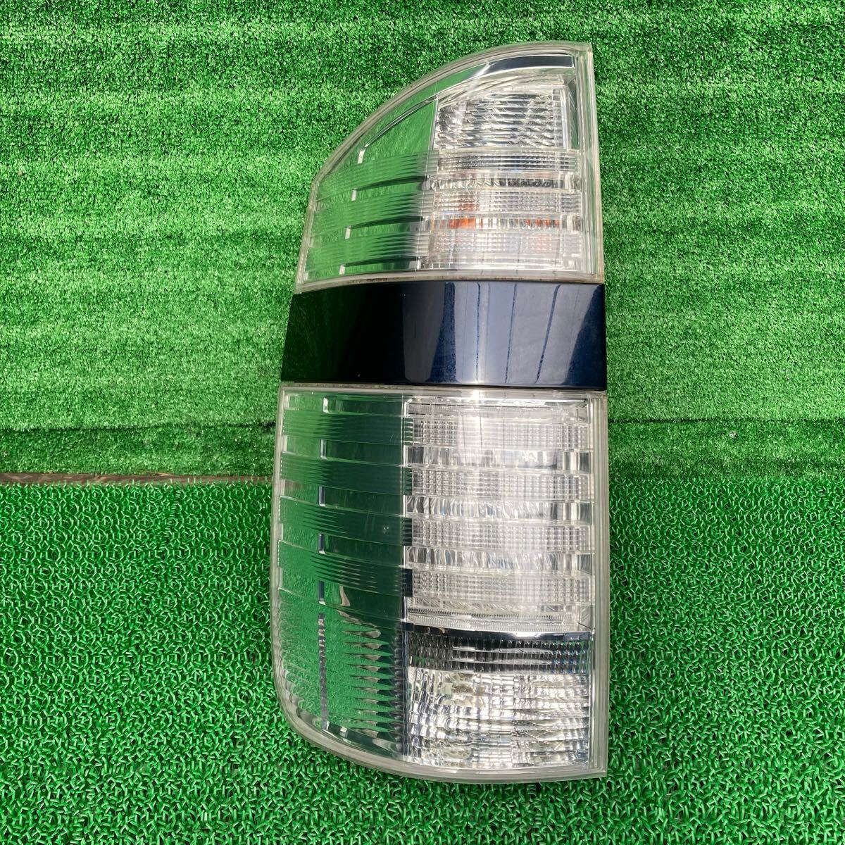 ヴォクシー (Toyota / トヨタ) AZR60G 純正 左側テールライトテールランプ AZR65(FAZR60G-FR709-202-01)拍卖