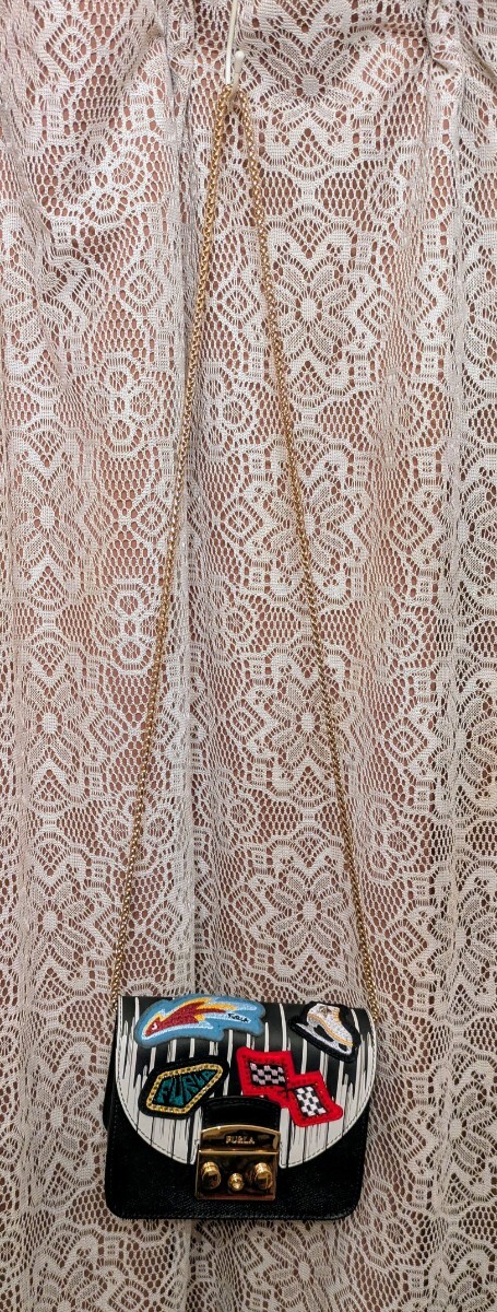 FURLA■フルラ■メトロポリス■クロスボディバッグ■黒レザー×金属素材■ハード系デザイン/ワッペン刺繍/ストーン■フラップ替可/チェーン拍卖