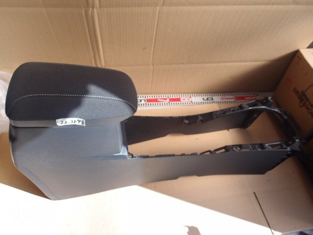 トヨタ オーリス NZE181 H26年 センターコンソール 肘掛 22-3F44拍卖