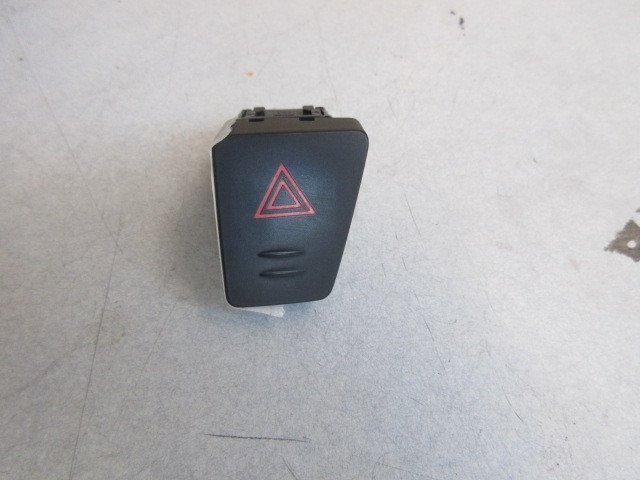 ☆日産 BLUEBIRD ブルーバード G11 H19年 ハザードスイッチ 20-0D36拍卖