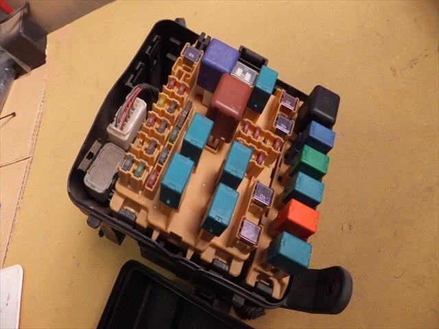 トヨタ ビスタ SV55G H11年 エンジンルーム ヒューズリレーボックス 20-2M28拍卖
