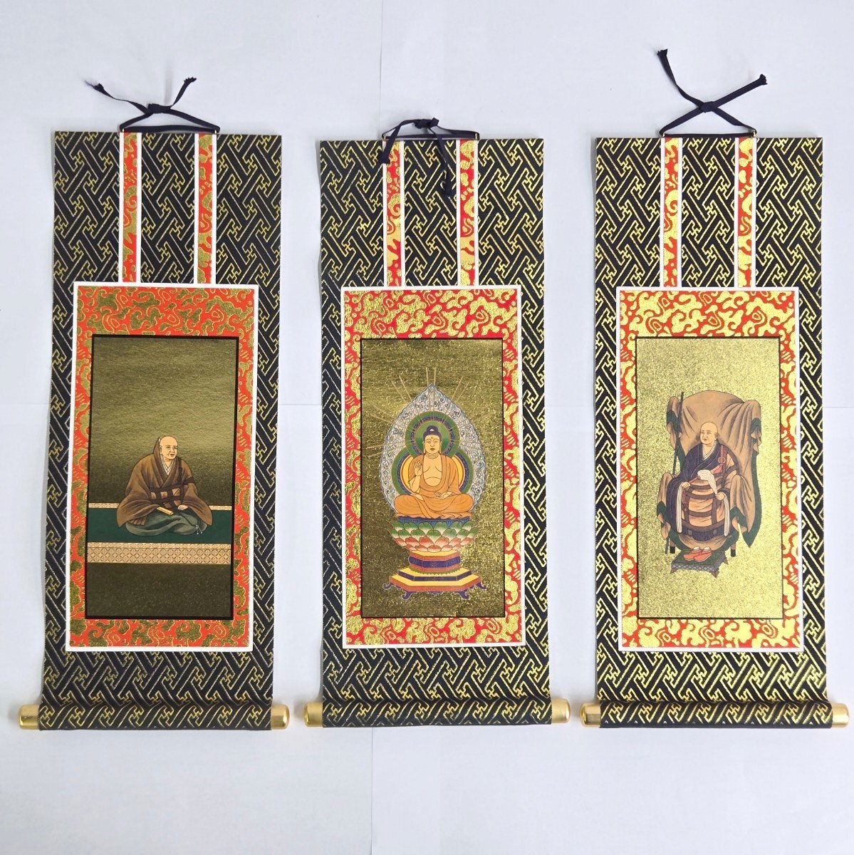 【未使用保管品 3点セット】 臨済宗妙心寺派 本尊 脇侍 掛軸 70代 紺表層 金地面 掛け軸 釈迦如来 無相大師 花園法皇 仏壇 複数在庫あり拍卖