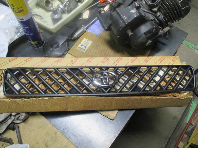 トヨタ ラジエーターグリル 08423-42020 適応車種不明 新品?拍卖
