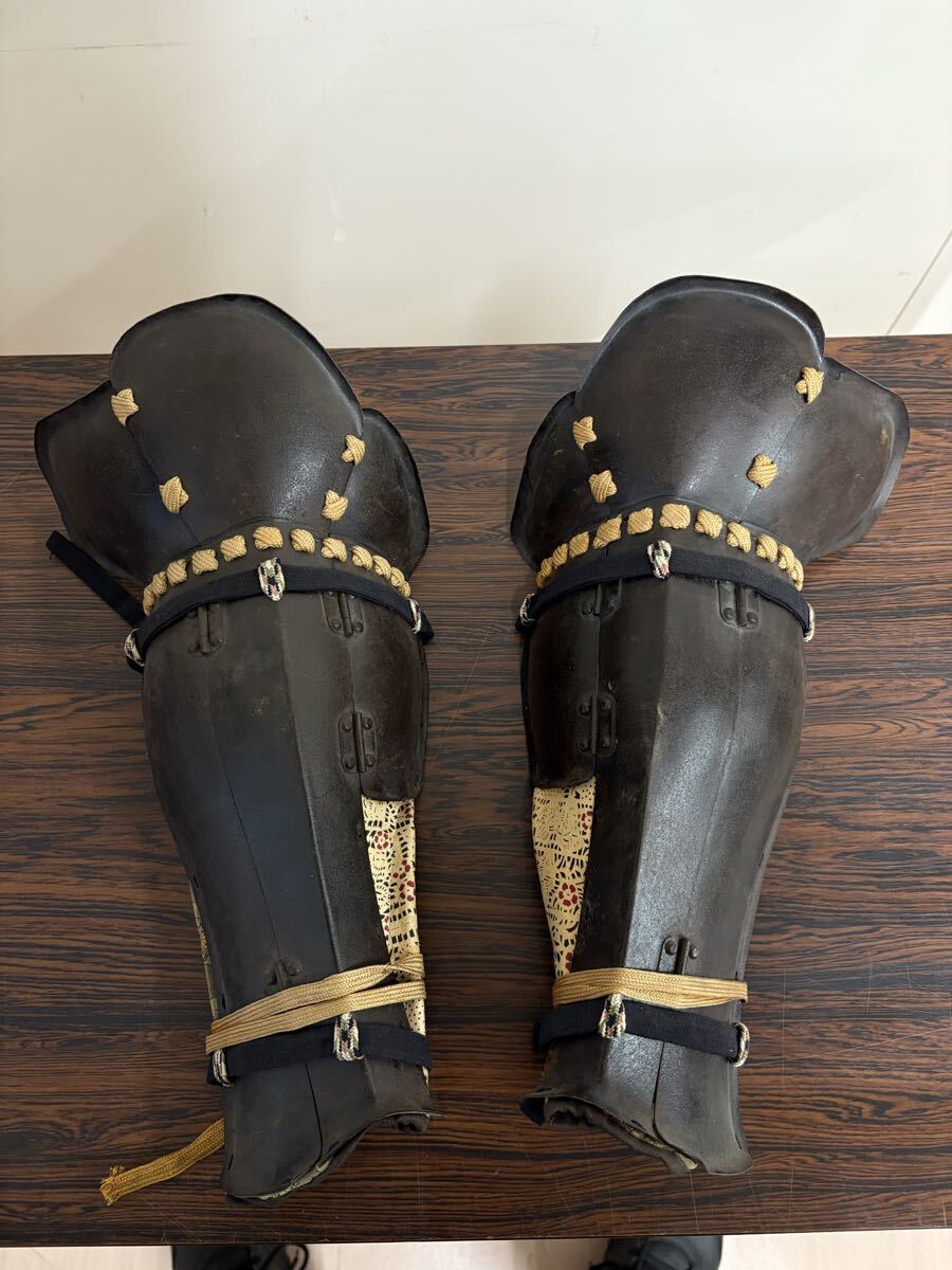 【武具】 大立挙脛当【武具 等身大 甲冑 侍道具 美術品 古美術 甲冑鎧 面 部品 パーツ 金具 アンティーク 鎧兜 鉄 革】拍卖