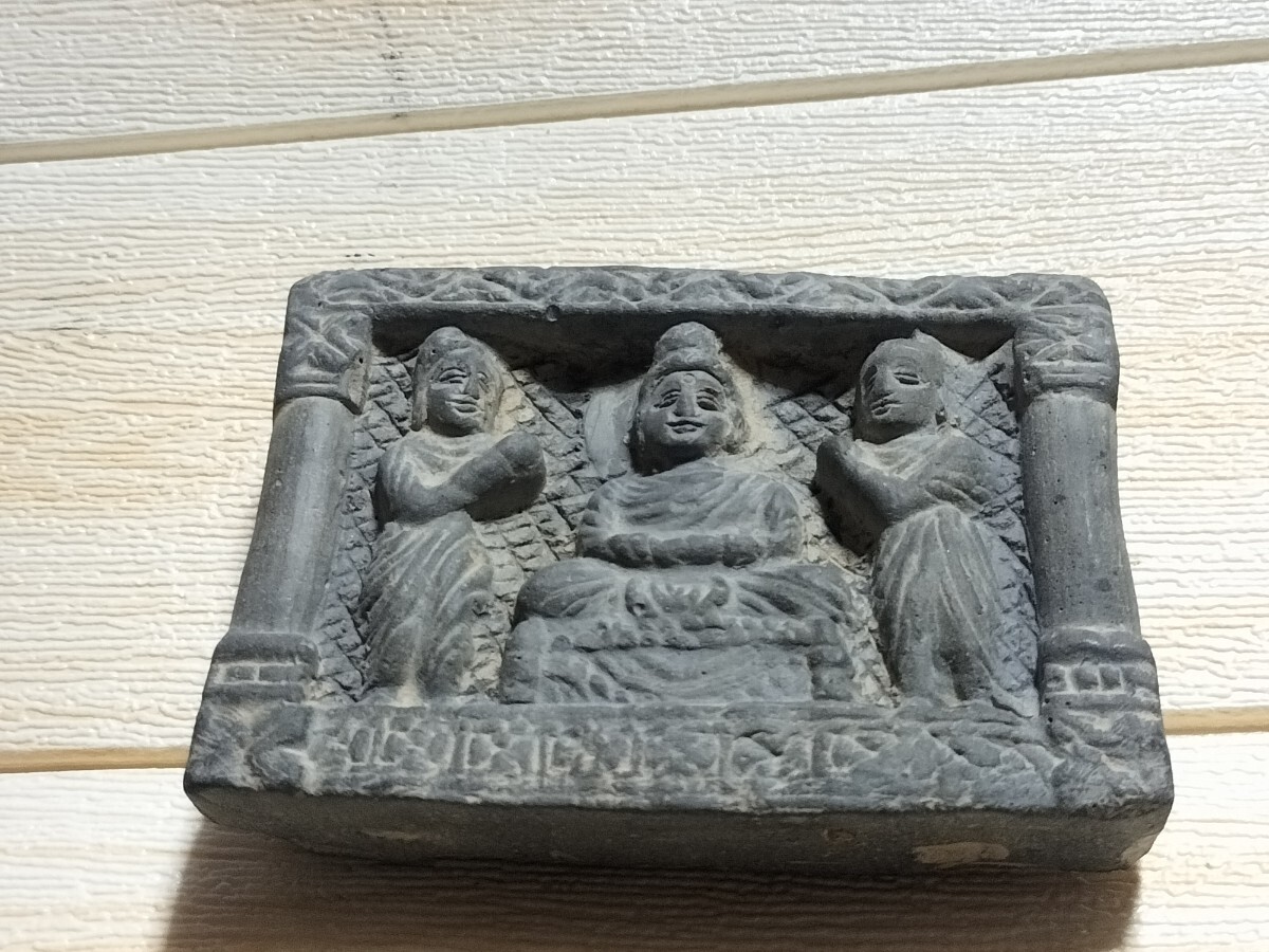 レア!コレクター所蔵品!ガンダーラ石三尊仏置物 台付!仏教美術 仏像 佛 彫刻! レリーフ 骨董品 !v2拍卖