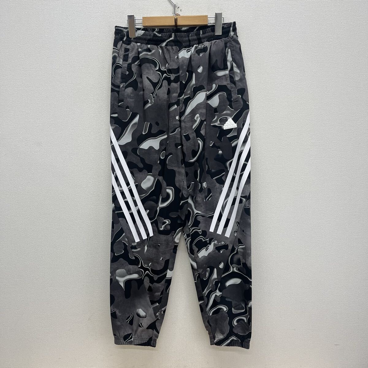 未使用 adidas アディダス IJ8845 FUTURE ICONS ALLOVER PRINT PANTS トラックパンツ ジャージ 総柄 L 10130305拍卖