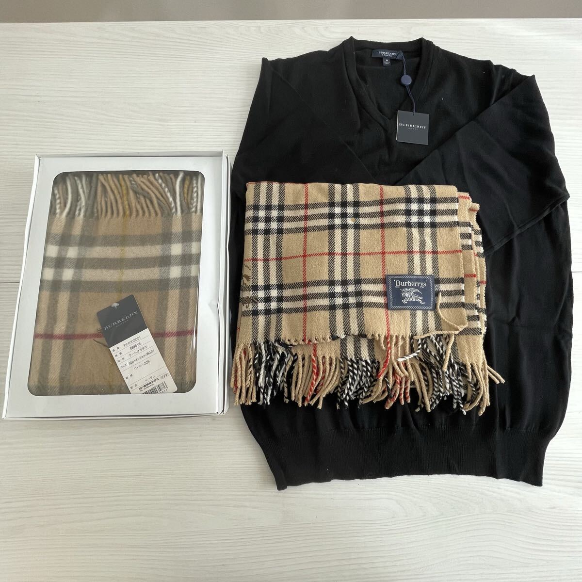 【B776-11】バーバリー ロンドン Vネック セーター Mサイズ ブラック + ひざ掛け ウール ベージュ + ノバチェック柄 スカーフ ストール?拍卖