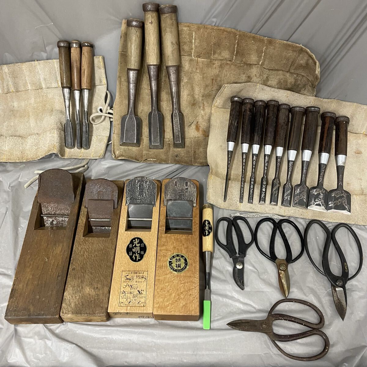 【B799-11】大工道具 ハンドツール 工具 かんな 追い入れ鑿 叩き鑿 突き鑿 花鋏 ? 等 光明作 神風 等 メーカー等他の詳細不明 現状渡し拍卖