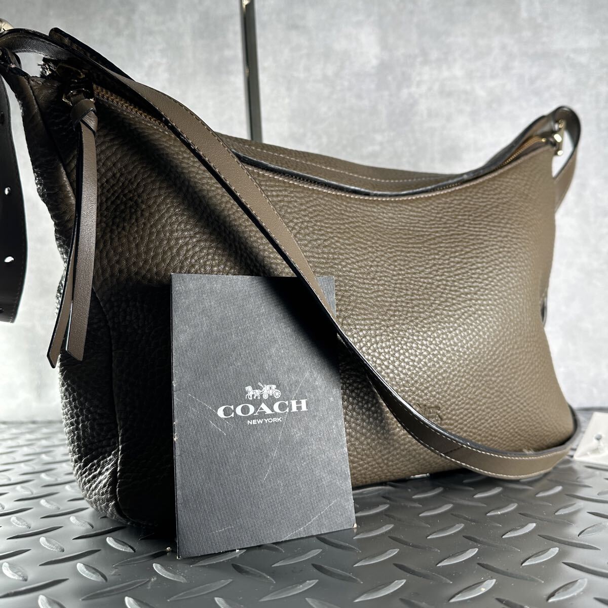 1円■超美品■COACH コーチ■ショルダーバッグ ビジネスバッグ メンズ レディース レザー カーキ系 クロスボディ 斜め掛け ゴールド金具拍卖