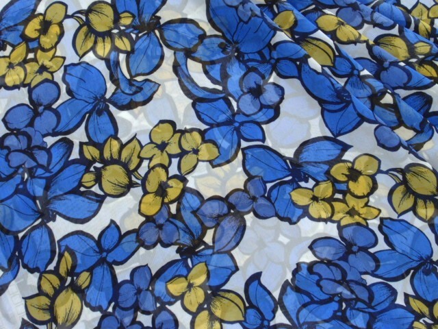 即決♪4m鮮やかな青い花柄 ブルー&イエロー フラワー 白地 透過有 シフォン♪拍卖
