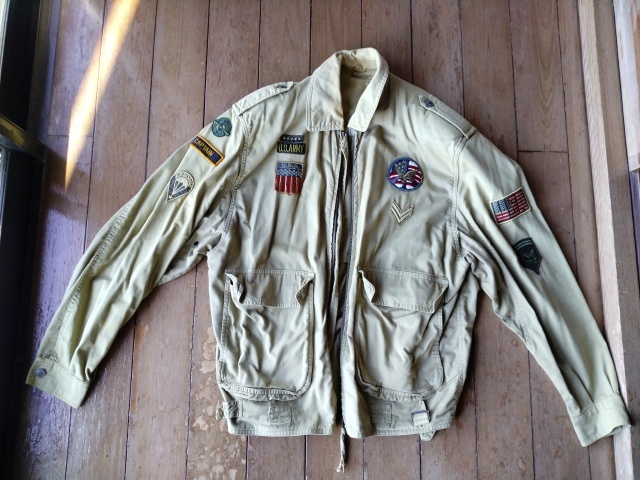 送料無料!イタリア製!「ミリタリ-ジャケット」カ-キ色Mサイズ 目立つ事間違い無し!ミリタリ-ワッペン多数縫い付けのミリタリ-ジャケット!拍卖