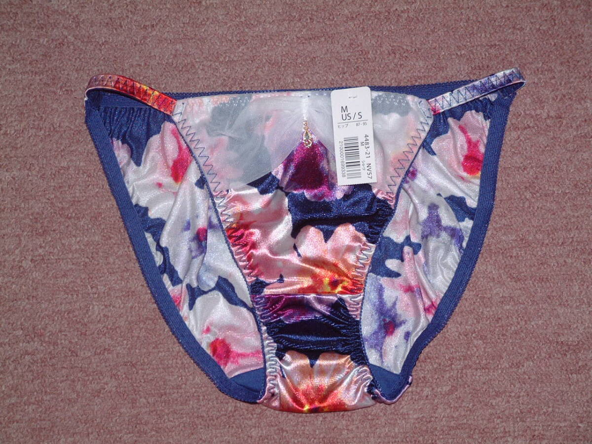 ★送料込み★エメフィール ナイロン+ポリウレタンのサラサラのサテン生地 サイドストリングショーツ フロントチャーム Mサイズ 448321NV57拍卖