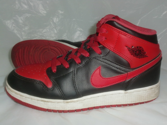 ★NIKE AIR JORDAN 1 MID GS `22製ナイキ DQ8423-060 エアジョーダン 1 MID ユースモデル ブラック/レッド拍卖