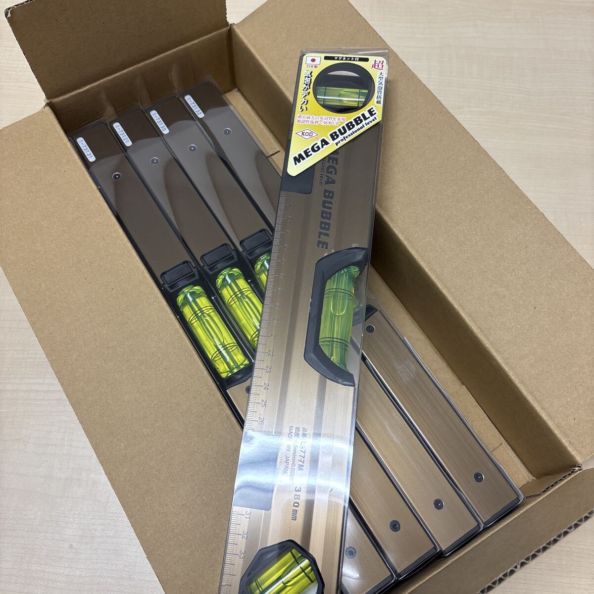 箱売 メガバブル マグネット付 アカツキ製作所 L-777M 380MM (64-8590-64)1箱5本入セット 超大型気泡管搭載 箱型アルミレベル 水平器拍卖