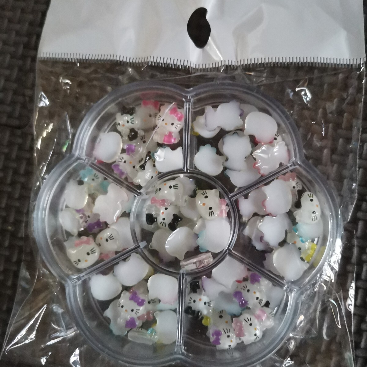 ハローキティ ネイルパーツ 花形ケース入り デコレーション デコパーツ ネイルアート デコレーションパーツ キティちゃん拍卖