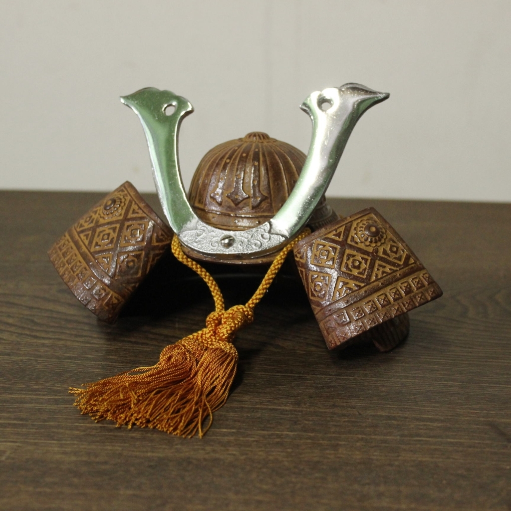 新入荷 昭和レトロ 南部鉄器の兜の置物 縁起物 古美術品 骨董品 アンティーク 和飾り 縁起物 戦国武将 美術鋳物 拍卖