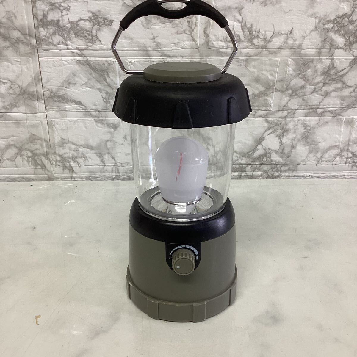 ランタン カーキ オシャレ 乾電池式 防災 アウトドアに 卓上 手持ち付き(う15)拍卖