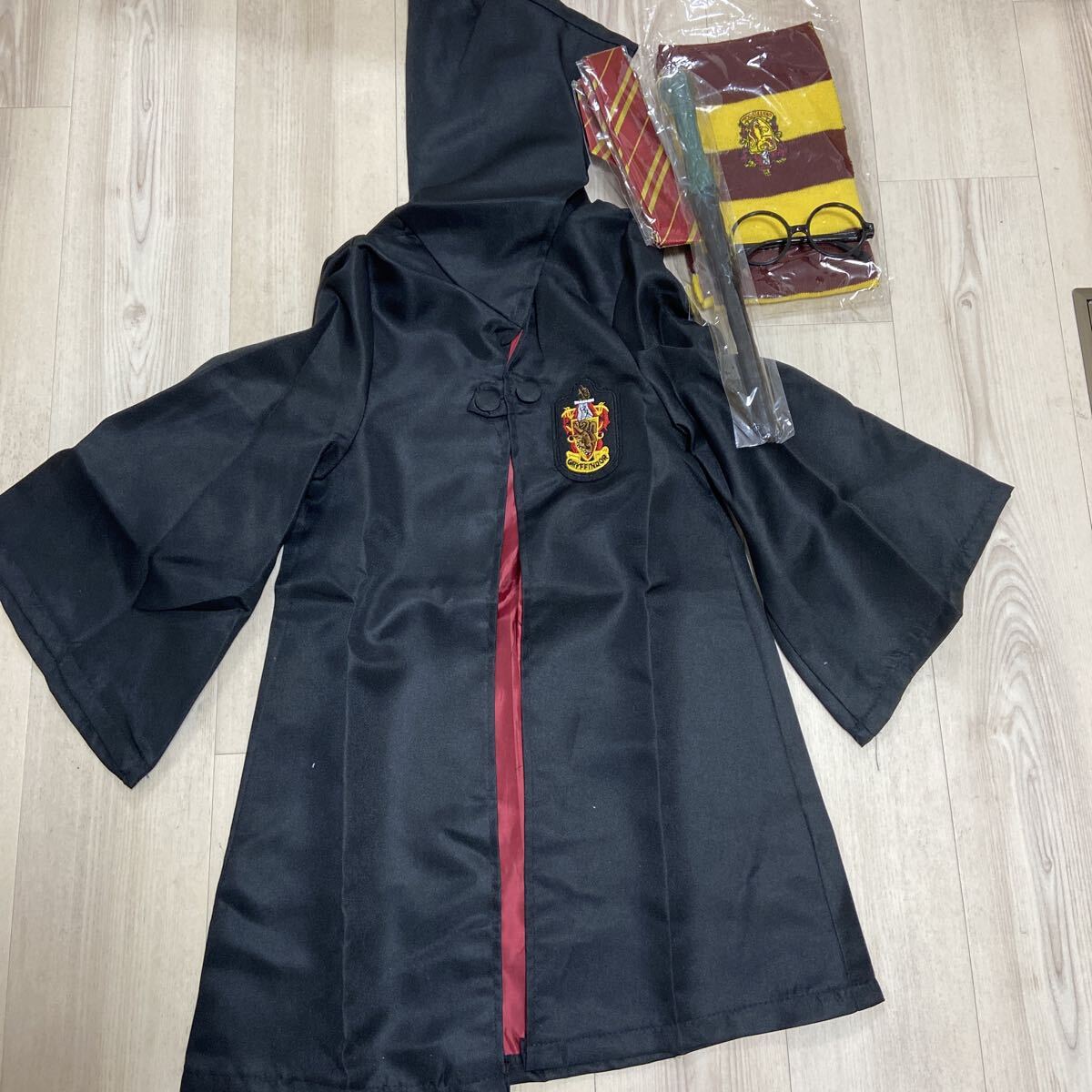 11-35-B13 【セット売】ハリーポッター USJ グリフィンドール ユニバーサルスタジオジャパン マフラー コスプレ衣装 ネクタイ マント 杖拍卖
