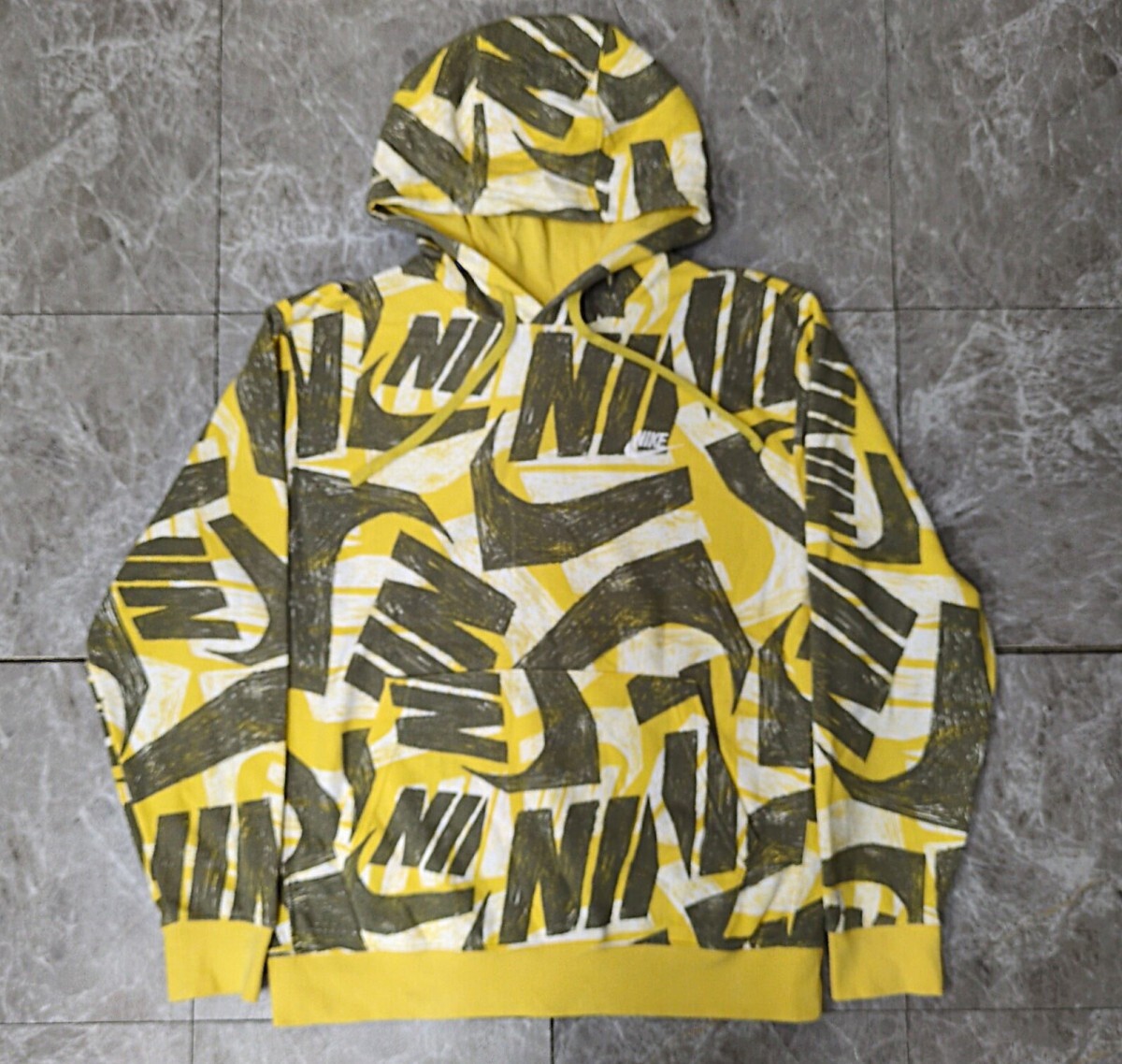 11.ナイキ 総柄 ブランドロゴ デザイン スウェット パーカー プルオーバー フーディー NIKE メンズL 黄白グレー系y107拍卖